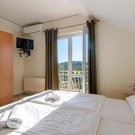 Awesome Apartment In Jezera With Wifi
