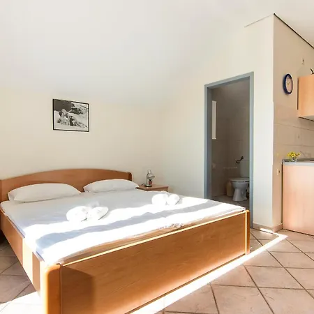 Awesome Apartment In Jezera With Wifi
