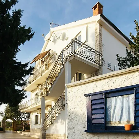 Apartment Awesome Apartment In Jezera With Wifi *
